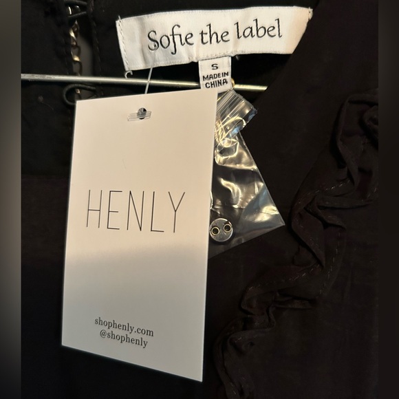 Cute black top - Picture 2 of 2